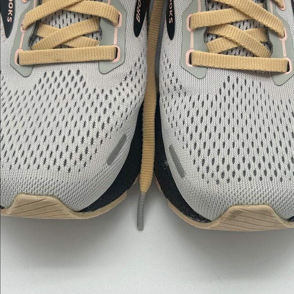 Brooks Women’s Adrenaline GTS 22 Black Gray Athletic Gym Sports Shoes Size 8 - Picture 4 of 10